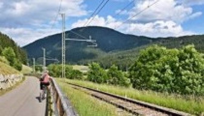 Halálra gázolták Thaiföldön a rekordért tekerő chilei biciklistát