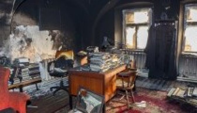 Feldúlták és felgyújtották a nagyenyedi református lelkészi hivatalt