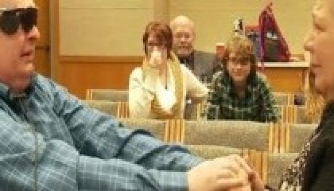 Újra láthatta feleségét egy bionikus szemet kapott férfi (VIDEÓ)