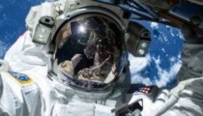 Szelfizett egyet az amerikai űrhajós (FOTÓ)