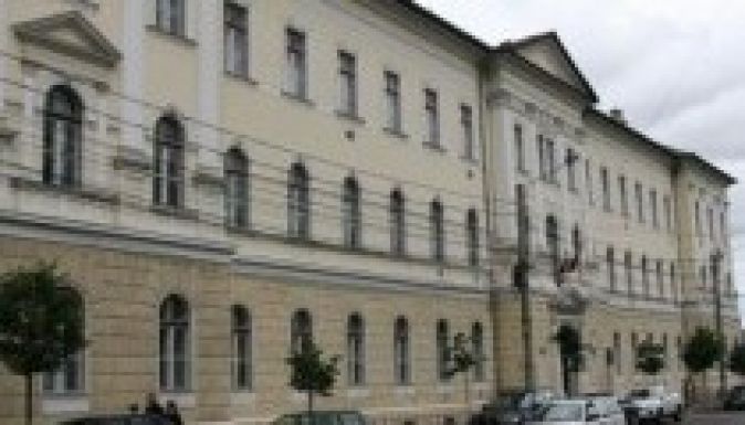 Egy Facebook-oldal miatt kizártak az iskolából két kolozsvári diákot