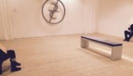 Múzeumi látványosság két román kéregető Svédországban