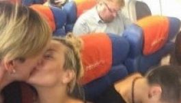 Melegcsókkal hergelték a homofób orosz képviselőt