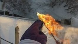 Felgyújtotta magát és leugrott egy lépcsőház tetejéről (VIDEÓ)