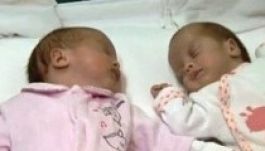 Hat hét eltéréssel születtek a bukaresti ikrek