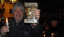 Gyertyás-könyves megemlékezést tartottak Marosvásárhelyen (GALÉRIA)