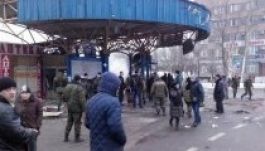 Aknák csapódtak be egy donyecki buszmegállóba, civil halottak vannak