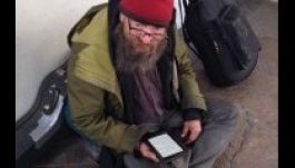 E-könyv olvasót ajándékozott a hajléktalannak egy fiatalember
