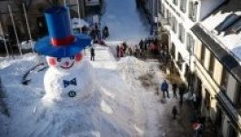 Egy kisváros terét elfoglalja az óriás hóember