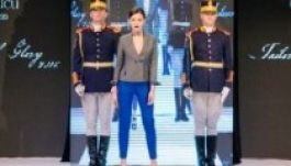 Divatbemutatóra bérelték ki a román őrezred fess katonáit