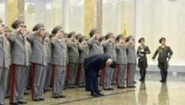 Meghajolt a Kedves Vezető fia apja holtteste előtt