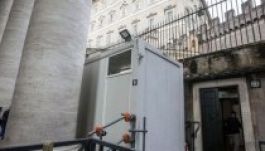 Ingyen nyírják és borotválják a Szent Péter téren a hajléktalanokat