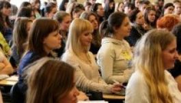 Négy év alatt megfeleződött az egyetemi hallgatók száma