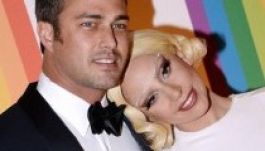 Gyűrűt húztak Lady Gaga ujjára