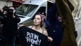 Femen-aktivista tüntetett Putyin ellen az Országháznál