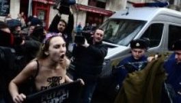 Putyin-ellenes Femen-aktivistát vitt el a rendőrség