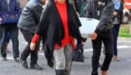 Jogerős: vétett Lakó Péterfi Tünde a kétnyelvű árcédulák osztogatásakor