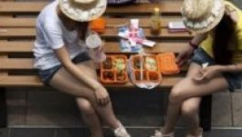 Ennyien ebédelnek naponta vendéglőben Romániában