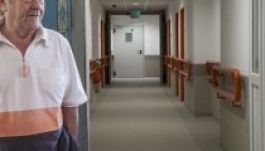 Kórházi fekvőbetegként is énekel és viccelődik Koós János