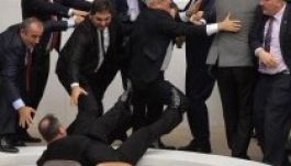 Megint tömegverekedés tört ki a török parlamentben (VIDEÓ)