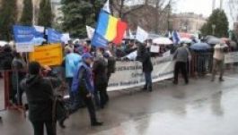 Mintegy 30 ezer tisztviselő sztrájkolt a közigazgatásban