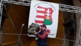 Vádat emeltek Dopeman ellen az Orbán-szoborfej rugdosása miatt