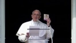 Hajléktalanokat kért meg a pápa, hogy osszák szét a könyvét