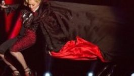 Madonna lezuhant a Brit Awards színpadáról (VIDEÓ)