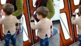 A  rendőrség keresi a kolozsvári villamoson cigarettázó kisfiút