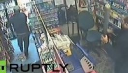 Így bánt el egy boltos a rablóval (VIDEÓ)