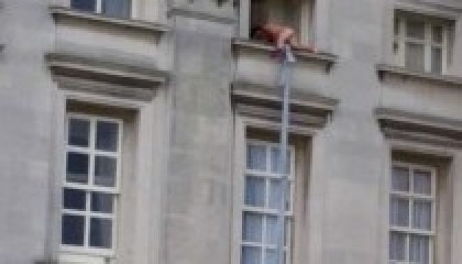 Leleplezték a Buckingham-palotából kimászó meztelen férfi titkát (VIDEÓ)