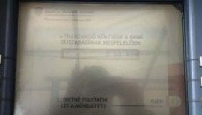 Máris feltüntetik a bankautomaták a kezelési költséget