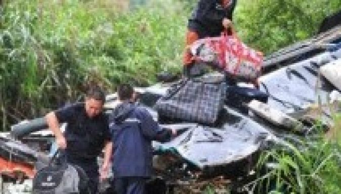 Szakadékba zuhant egy operatársulatot szállító busz Kínában