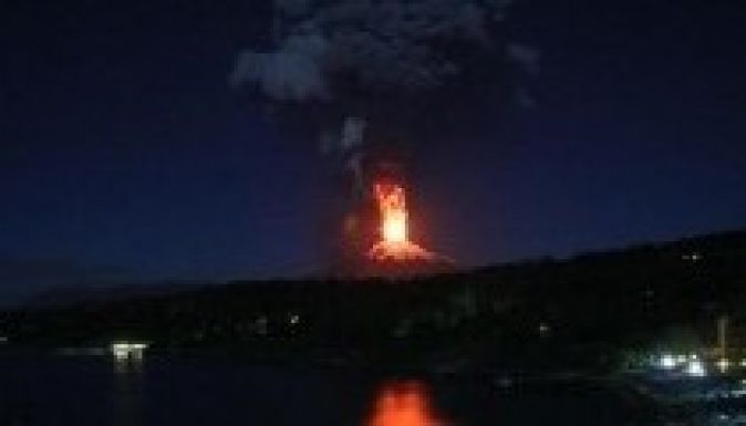 Háromezer embert menekítettek ki a vulkánkitörés miatt (VIDEÓ)