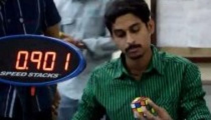 Rekordidő alatt rakott ki egy kézzel öt Rubik-kockát egy indiai férfi