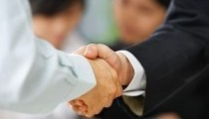 Miért szagolgatjuk kézfogás után a kezünket? (VIDEÓ)