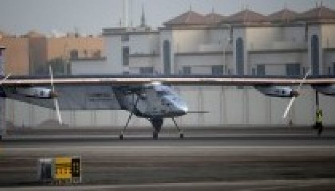 Elindult első világkörüli útjára a napelemes repülőgép