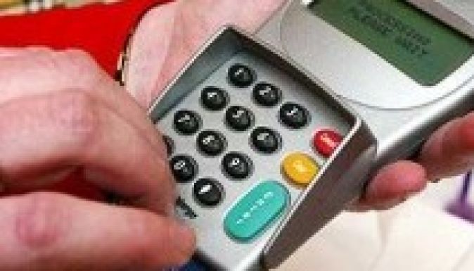 Az EP rábólintott a kártyadíjak maximálására