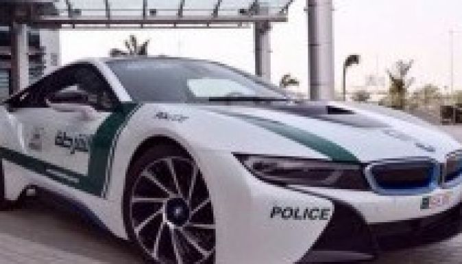 Dubajban nem épp Daciával furikáznak a rendőrök