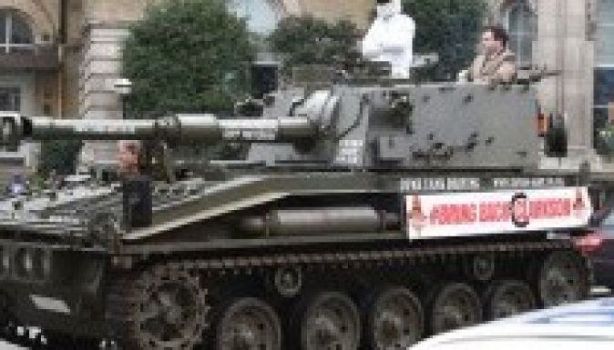 Tankkal vittek egy petíciót a BBC-hez