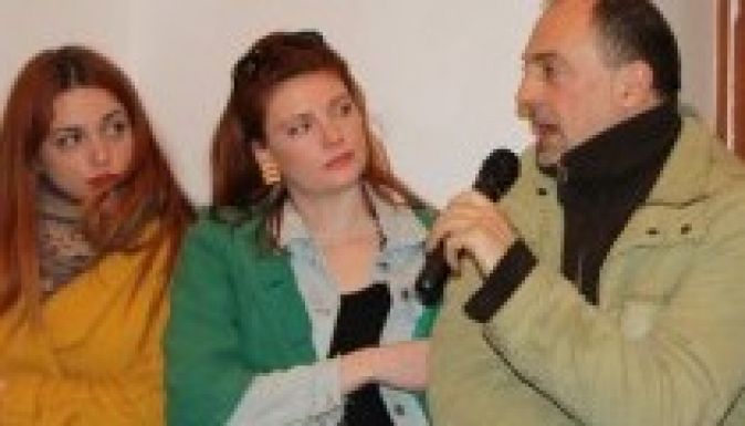 Kovácsnak a kalapács, színésznek a színház