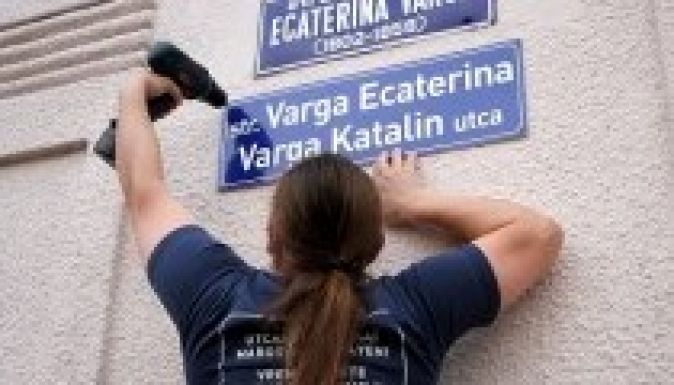 Az ötvenedik kétnyelvű utcanévtáblát szerelték fel Marosvásárhelyen