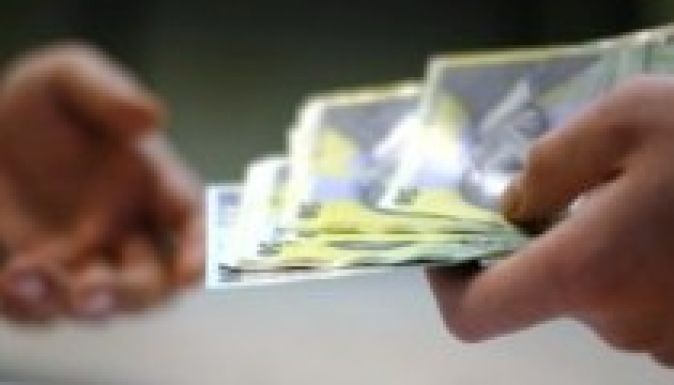 A szokásosnál hamarabb fizetik a béreket és a nyugdíjakat