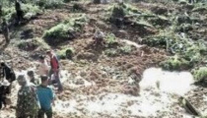 Tizenegy épületet temetett maga alá a föld Indonéziában