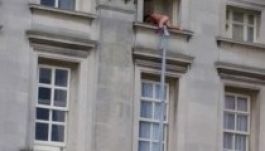 Leleplezték a Buckingham-palotából kimászó meztelen férfi titkát (VIDEÓ)