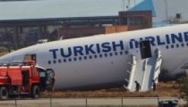 Orrán landolt a meghibásodott utasszállító a repülőtéren (FOTÓK)