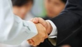 Miért szagolgatjuk kézfogás után a kezünket? (VIDEÓ)