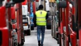 Intézkedő magyar rendőrt sodort el egy román kamionos Nagylaknál