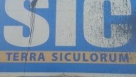 Festékkel öntötték le Szentgyörgyön a SIC-táblát