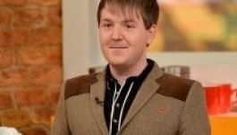 Íme egy férfi, aki saját fia testvére is